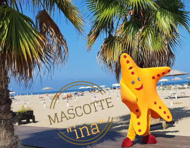 Strand mit Palmen und lächelndem orangefarbenem Seestern-Maskottchen.