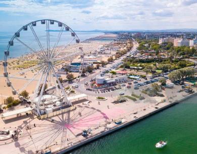 Ruota panoramica sulla spiaggia con vista mare e città.