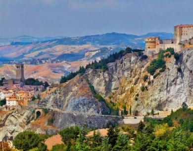 Castello medievale su una collina rocciosa con vista panoramica.