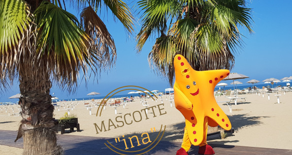 Strand mit Palmen und lächelndem orangefarbenem Seestern-Maskottchen.