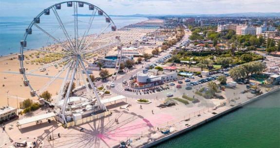 Ruota panoramica sulla spiaggia con vista mare e città.