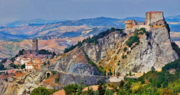 Castello medievale su una collina rocciosa con vista panoramica.